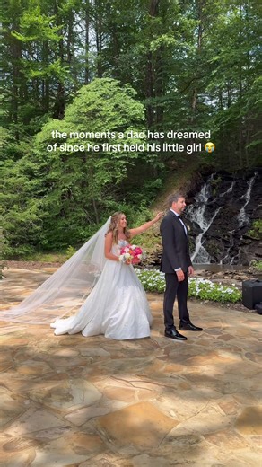 Emotional First Looks: A Wedding Day Highlight