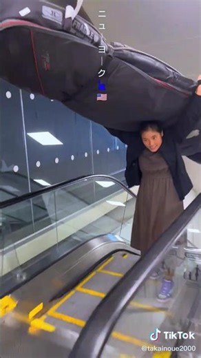 How Kaede Inoue carries her longboard at the airport ✈️ #travel #ariport #adventure @takainoue200...