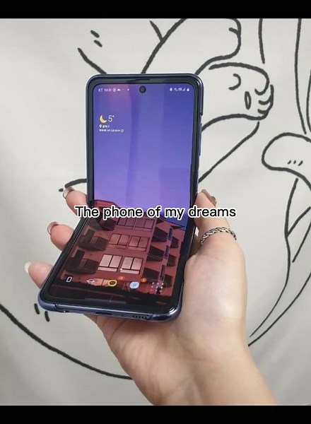 Samsung Z Flip Aesthetic Flip Phone Review