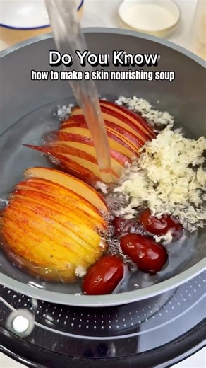 [Recipe] Apple Snow Fungus Red Date Soup has the following benefits - Moisturizing the Lungs and Relieving Cough: The collagen in white fungus and the fruit acids in apples moisturize the lungs, relieving dry cough with little phlegm and throat discomfort. Nourishing “Yin” and Beautifying the Skin: White fungus is rich in collagen and polysaccharides, moisturizing the skin and maintaining elasticity; red dates and apples replenish vitamins and help with antioxidation. Replenishing Blood and Qi: 