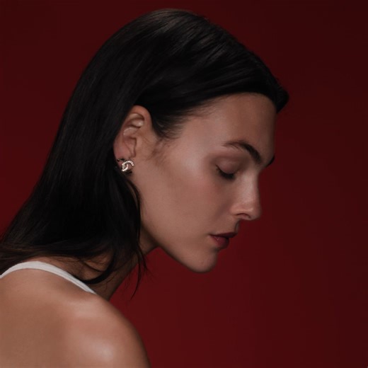 Visibly transformed skin after just 7 days. The new N°1 DE CHANEL refining youth emulsion refines skin texture and reduces the appearance of pores. Its formula, which features red camellia extract, a super-antioxidant, is also enriched with a precisely balanced, retexturizing AHA and camellia complex. After just 7 days, skin is visibly transformed*. *Clinical evaluation, 32 women. Discover on chanel.com/-_N1--2026 | CHANEL