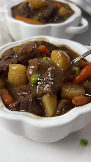 Slow Cooker Beef Stew 🥩🥘 aka my Dinty Moore Copycat Recipe with the addition of peas – the perfect comfort food for chilly days! INGREDIENTS: 2.5 lbs stew meat (rump roast works great, cut into 1-inch pieces) 1 tsp salt 1/2 tsp black pepper 1/4 tsp smoked paprika 1/4 cup flour 3 tbsp avocado oil 1 yellow onion, diced 3 garlic cloves, minced 1.5 lbs potatoes, peeled and cubed (1-inch pieces) 1 cup mini carrots 4 cups beef broth 2 tbsp Worcestershire sauce 2 tbsp soy sauce 2 tsp lemon juice 2 ba