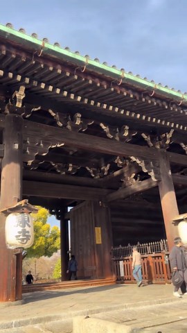 ♦️【東寺】京都府 🔸京都七福神巡り🔸 五重塔がそびえる、京都の象徴。 日本一高い木造五重塔と、空海ゆかりの真言密教の世界が広がる歴史ある寺院⛩️ 東寺ってどんなお寺？ ・弘法大師・空海ゆかりのお寺がある ・迫力ある仏像が並ぶ講堂がある ・四季を感じられる広い境内がある ・毎月21日に弘法市がある 京都を代表する歴史とスケールを感じられる名刹。 ぜひ一度、その迫力を体感してみてください🏃‍♂️‍➡️ 住所↓ 〒601-8473 京都府京都市南区九条町1 いいね、フォロー、コメントをよろしくお願いいたします🙇‍♂️ #東寺 #七福神巡り #京都 #絶景 #japan