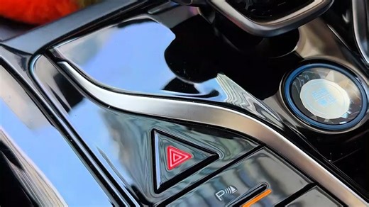 硬核驾驶黑科技｜窄道会车秒变 “上帝视角”！🚗✨ 360° 全景影像全开，毫米级精准探测， 窄巷穿行使劲 “缩骨功”？盲区尽收眼底才是真本事！ —— 新手秒变