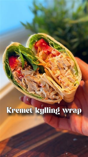 Kremet kylling wrap 🫔 En så enkel, smakfull og digg wrap, som både kan brukes til en enkel middag eller prep til lunsj. Perfekt i travle hverdager eller til matpakka. Alt du trenger for 3 stykk er: • 3 tortilla • 200g ferdigstekt kyllingfilet • 3ss creme frache og 1ts lett majones • crisp salat, paprika og råkost blanding Bland majones, creme frache og oppkuttet kylling sammen. Varm tortilla, legg i grønnsaker og kyllingblanding. Wrap it, pakk feks i folie eller server som en rask middag. Lagre
