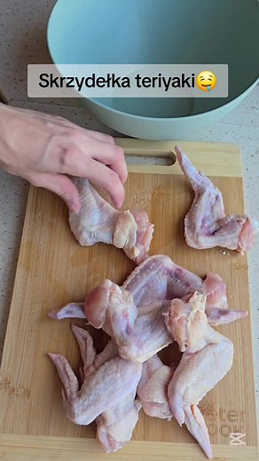 Skrzydełka teriyaki i bransoletki z koralików