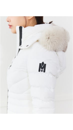 𝐒𝐢𝐫𝐢𝐧(シリン) 155cm以下|働く小柄女性のためのアパレルブランド on Instagram: "Recommend item 【MACKAGE】PATSY-BX Ladies Hooded Light Down JK col. black/off white/khaki beige size. 32/34 ¥203,500- 万人にお召しいただき易いショート丈ダウンジャケット。 シンプルながらも細やかに計算されたステッチで細見え効果◎ ＜デザイン＞ 大人の上品さ漂うマットな質感とファーとレザーの部分使いがラグジュアリー感を演出 ショート丈ながらもお尻が隠れる丈感なので安心感があります。 着ぶくれしない細見えシルエット。Ｖ字に施されたステッチやウエスト周り 肘付近の細やかなステッチ巾など、小柄さん体型をより引き立てる工夫が施されています。 フード、ファーが取り外し可能。 内ポケット付きで収納力もございます。 ＜素材＞ ・STRETCH LIGHT WEIGHT DOWN マルチウェイストレッチ生地を使用し、保温性と軽量性に加え、動きやすさも兼ね揃えた定番モデル。 撥水