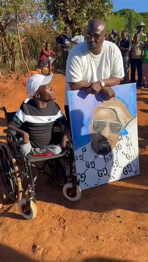 Mysol coming to collect his portrait in Limpopo and he paid Kamogelo 100k For the drawing ✊🏿✊🏿✊🏿♥️ #MySol #mysolfoundation #viralpost2025シ #GautaBMX #reelsviralシfbreelsviralシfb #reelsviralシfb #fypシ゚viralシfypシ゚viralシalシ #morganmohlala #limpopotiktok #PodcastAndChill #karrination #djkarri #donations #potraitphotography | Mash Mash