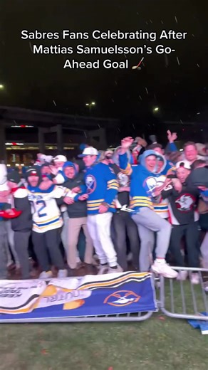 Sabres Fans Celebrating After Mattias Samuelsson’s Go-Ahead Goal 第1戦から熱狂！セイバーズファン大興奮、サミュエルソンの決勝ゴールで雪景色が映画のような瞬間に ❄️🔥