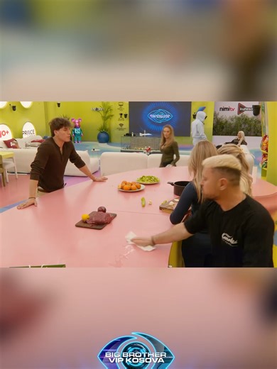 Klodi i mëson Elijonës se si të presë qepët.