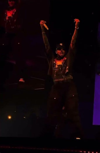 [SMOOTH] What is Chris Brown's Best Choreo? (This "Heat" Glide Though!) ⛸️🔥