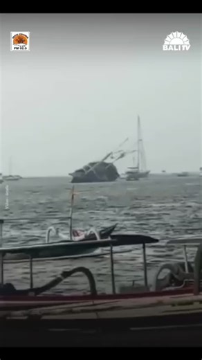 Kapal jenis phinisi bernama SHARANDY Of De Seas tenggelam di perairan moring Pelabuhan Serangan Denpasar, Sabtu (27/12/2025) sekitar pukul 10.30. Insiden tersebut terjadi saat kapal dalam kondisi lego jangkar dan sedang menjalani perbaikan. Sumber : DENPOST.id/Wayan Wiadnyana #infobuleleng #infobali #kapaltenggelam #serangan #radiosingarajafm | Singarajafm Bali