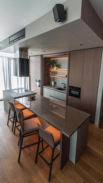 Contemporary elegance & refined comfort 🤩 An apartment where minimalist lines, natural materials, and carefully curated lighting come together to create a warm, sophisticated, and highly functional space. ✨The open-space living area seamlessly integrates a modern kitchen with a stone island, a cozy dining area, and a relaxing lounge where every detail reflects balance and good taste. ✨The bedrooms stand out with graphic accents, tactile finishes, and ambient lighting, offering an intimate yet s