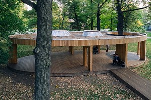 wooden pavilion by narodnyi architector blends into historical center of moscow