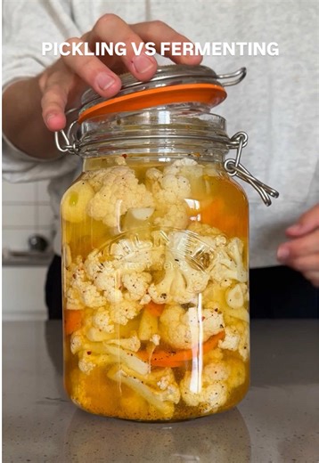 EP 2/25 — Fermentation 101: Vinegar Pickling vs. Fermenting 🥒🧅 The key difference is the source of acidity. In vinegar pickling, veggies are soaked in a vinegar-based brine which creates all the flavor. The tangy taste comes from the vinegar, not a biological process. This method is quick and usually ready within a few hours or days, but it doesn’t create probiotics. Fermenting, on the other hand, preserves food through the activity of beneficial microbes. The veggies are submerged in a saltwa