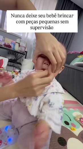 😱 "Duas pecinhas. Uma distração. Um susto que nenhuma mãe esquece." Você já viu o vídeo que está deixando milhares de mães em alerta? Essa mamãe só queria oferecer um lanchinho. Tudo parecia bem… até que ela notou algo estranho e colocou a mão na boquinha do bebê. ⚠️ Tirou uma pecinha. ⚠️ E depois… veio a segunda. Sim, duas pecinhas escondidas, que poderiam ter causado engasgo, sufocamento ou algo ainda pior. Essa cena viralizou, mas o que mais importa é o que ela nos ensina: 👉 A introdução al