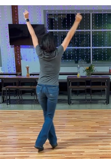 Dance: Cyber Drop Level: High Intermediate Counts 64 - Walls 2 DC: Fred Whitehouse & Shane McKeever Stepsheet: https://www.copperknob.co.uk/stepsheets/152918/cyber-drop-wdm-21 Song: Drop it to the floor By: Fletcher Kirkman @GOOD AMERICAN @Fuego, Inc. @Shelly Saves The Day @Fletcher Kirkman #cyberdrop #seattlelinedance #fuegos #fuegodanceshoes You can use my code: SHELY10 at checkout to save money! *Affiliate code #cyberdroplinedance