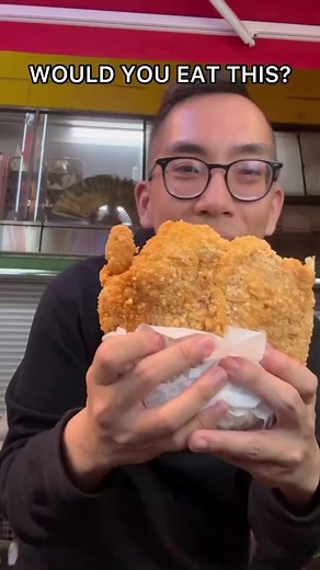 @Adrian Shows us the delicious fried chicken he ate at Yokohama Chinatown, Japan🍗🇯🇵😋 #japan #tokyo #japanese #travel #food #foodie #friedchicken #japanesefood #footballtiktok
