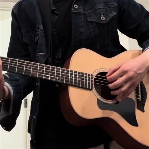 i never thought I’d fall in love with an instrument the way i did with the gs mini. what a marvelous sounding guitar - my phone probably doesn’t do it justice.