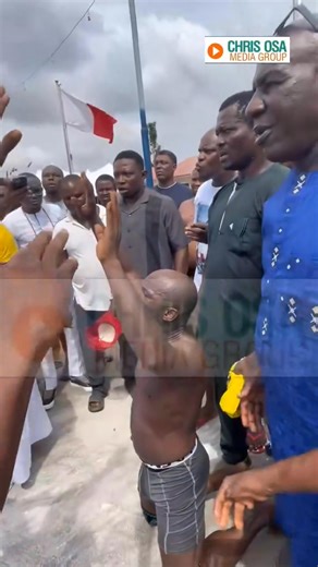 Jezzzz This is my good friend and veteran broadcaster Dr Pedro Obaseki who was a founding member of so many TV stations in Nigeria including DBN and AIT being humiliated in Benin by government and alleged thugs loyal to Benin Monarch over what I don't know Obaseki is a cousin of former Governor Godwin Obaseki This is unbelievable The Pedro I know is a very sound intellectual and was never used to thuggery, why would anyone treat him like this for being in the opposition I am still in shock Ckn |