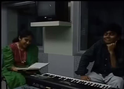 RjDilma on Instagram: "🎬🎼Making of Netru Illadha Matram❤️ മലയാളിയായ സുരേഷ് ചന്ദ്ര മേനോൻ സംവിധാനം ചെയ്ത് 1993-ൽ പുറത്തിറങ്ങിയ തമിഴ് ത്രില്ലർ ചിത്രമായിരുന്നു പുതിയമുഖം. രേവതി,സുരേഷ് ചന്ദ്ര മേനോൻ, വിനീത് എന്നിവർ പ്രധാന വേഷങ്ങളിൽ അഭിനയിച്ച ഈ ചിത്രത്തിലെ ഗാനങ്ങൾ ഒരുക്കിയത്. എ. ആർ. റഹ്മാൻ ആയിരുന്നു...ഈ ചിത്രത്തിൽ വൈരമുത്തു എഴുതി സുജാത ചേച്ചി പാടിയ മനോഹരമായ "Netru Illadha Matram"എന്ന പാട്ടിന്റെ റെക്കോർഡിങ് 🥰 . . . . . . . . . #sureshmenon #arrahman #netruillathesong #tamilhits #sujathamohan"