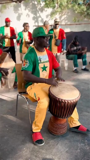 Faynaraa on Instagram: "Daje Ànd Gagner, le cri qu’on partage tous 🦁🔥 Quand la ferveur fait battre le cœur du Sénégal 🇸🇳 Quand les tambours résonnent et que les voix s’unissent, C’est tout un peuple qui avance, uni derrière ses Lions 🦁 Maintenant que tu as le rythme, entre dans le moov’ Daje Ànd Gagner. #DajeÀndGagner #CAN2025 #LionsDeLaTeranga #UEauSénégal #GlobalGateway"