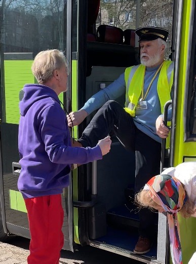 Bus Driver Shows Man a Lesson in Kindness | Genius Panda