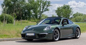 Une auto-école de Monaco surprend avec une Porsche 911 Carrera !