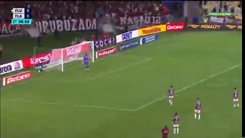 Adiamento do jogo interfere em gol do Flamengo e revolta torcida do Fluminense..A reclamação da torcida tricolor é que o Fábio estava no Sábado, enquanto o Pedro finalizou no Domingo.O protesto toma conta da minoria no Maracanã.