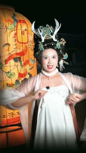 反差感拉滿！祖廟古裝NPC跳起女團舞。Ancient-costume NPCs at Zumiao Temple are doing girl group dance.