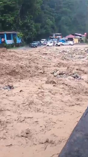 #HaceInstantes Activación de quebrada en Huachipa interrumpe la vía entre Tingo María y Huánuco. Los transeúntes refieren que la creciente se llevó una motocicleta cuyo conductor logró ponerse a buen recaudo. | Turismo auto express Agencia de viajes