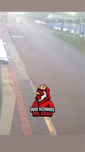 Dois Vizinhos Mil Grauu on Instagram: "Misericórdia 😨😨😨 Um homem morreu após uma colisão entre uma motocicleta e um caminhão registrada na manhã desta segunda-feira (12), em Campo Erê. Por volta das 5h55, o Corpo de Bombeiros Militar foi acionado para atender um acidente de trânsito do tipo colisão entre moto e caminhão, ocorrido na Rua Cel. Bertaso com a Rua Luiz Guzela Ferlin, no centro do município. No local, os socorristas encontraram um homem de 33 anos, inconsciente, em posição de decúb