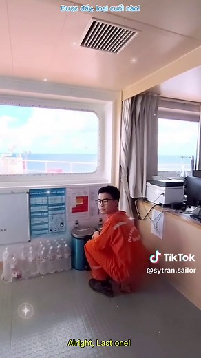 Asking the deck cadet some questions to test his knowledge about MARPOL annex V. Garbage disposal onboard the ship! let's see if he could answer my questions properly.👌🚢 #LearnOnTikTok #marines #seafarerslife #seamantiktok #marpol #garbage #fyp #tutorial #lifeatsea #marino #deckcadet