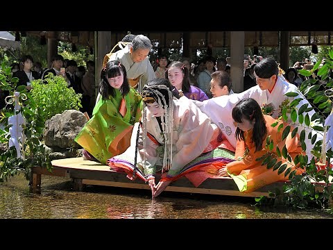 京都・上賀茂神社で葵祭・斎王代「御禊の儀」 Aoi Festival/Saiodai "Misogi no Gi" at Kamigamo Shrine. 京都上賀茂神社葵祭的齋王“味曾木之器”。
