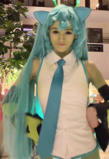 alien miku last night for katsu! #katsucon #hatsunemiku #hatsunemikucosplay #mikucosplay #katsucon2026