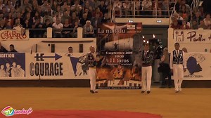 Nuit du Toro avec Ctpr Boletero à Dax Quand les meilleurs écarteurs et sauteurs de la course landaise se retrouvent face à des toros de combat le temps d'une soirée basée sur l'émotion, c'est le spectacle "La Nuit du Toro", tout droit sortit de l'imagination du club Boletero. Cette année pour la 6ème édition, le spectacle fêtait ses 10 ans et pour l'occasion tous les acteurs de la soirée comptaient donner un maximum de frissons au public venu nombreux. Interviews : Guillaume Vergonzeanne : Saute
