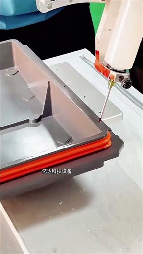 Automatic glue applicator applies grease to the outside of products. #GlueCoatingMachine