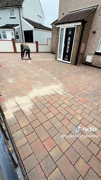 Sand and seal using @Smartseal UK block paving sealer in silk. Top quality sealing products! Head over to there website and use code ‘LSEXTERIOR’ for 10% off👍🏼 #lsexteriorcleaning #exteriorcleaning #satisfying #homeservice #cleantok #softwashing #fresh #pressurewashing #domesticcleaning #treatment #stonecleaning #summerready #drivewaycleaning #summer #sanding #sealer