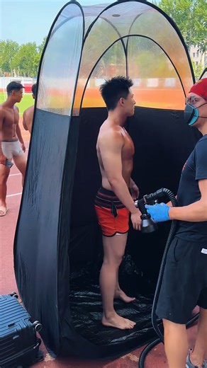 834K views · 941 reactions | Le bronzage de compétition pour sculpter chaque muscle #fitness #bronzage #preparation | Les piliers de comptoir V2 | Facebook