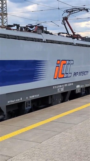 EU200-014 z EIC Ślęża relacji Wrocław Glówny - Warszawa Wschodnia wjeżdża na stację końcową.