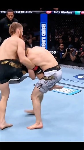 Islam Makhachev's locking technique made the enemy afraid...