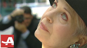 El fotógrafo de moda Ari Seth Cohen dice que "el mejor accesorio que puedes llevar es la confianza en ti mismo y el sentirte cómodo en tu propia piel". ¿Y tú qué opinas? | AARP Latino