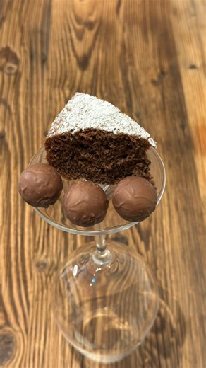 Saftiger Rotweinkuchen Mein Rezept für Kaltern im Glas. Ein köstlicher und saftiger Kuchen mit Kalterersee-Wein. Der ist auch am Tag danach noch richtig gut! Was ich euch noch wärmstens empfehlen kann sind die Kalterersee-Wein Trüffel, eine Praline aus feinster Schokolade veredelt durch Kalterersee-Wein. Einfach köstlich! Visit Kaltern wein.kaltern Werbung Zutaten • 200 g Butter, zimmerwarm • 250 g Zucker • 4 Eier • 1 Päckchen Vanillezucker • 1 TL Zimt • 1 ½ EL Kakao • 250 g Mehl • 1 Päckchen Ba