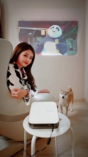 Merrie 詠瑜 on Instagram: "在家也可以很忙~ 小小的窝也可以变成我的娱乐天地 ~~ ViewSonic Smart Portable LED Projector M2e 重新塑造我的生活空间。 现在我可以在家听交响乐！玩电游！看电影！ ViewSonic M2e投影仪比以往我所认知的投影仪来的方便的多了！ 因为仅有1kg，小到可以放进背包里 方便携带，而且Wi-Fi、蓝牙、USB Type-C随插即用 Netflix Spotify 都🉑️！手机 ipad Screen Mirroring也可以投屏📱 投影出来的效果也十分清晰细腻的，几乎没蓝光的护眼效果， 看电影，打游戏还是日常煲剧听歌都不是问题 而且还有提供 2 年当地保修保障，让您无需担心售后服务 ViewSonic LED投影仪是马来西亚销量 No 1 的投影仪哦～ https://bit.ly/3cwCPfx @viewsonic #smartprojector #portableprojector #projector #no1LEDprojector #ledprojector #viewsoni