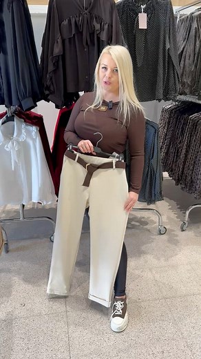 Prosto z Włoch🇮🇹TYLKO 55zł‼️😍spodnie materiałowe z paskiem guma w pasie pas 38-53cmx2 biodra 48-60cmx2 dl cal 98cm wew 71cm biore 4359 beż biore 4359 karmel biore 4359 czarne biore 4359 czekolada biore 4359 bordo Cena: 55 zł Zamówienia obsługiwane przez system Selmo | BUTIK Madame