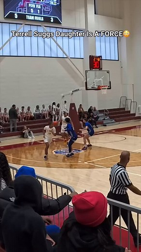 Is This A Foul Or Clean Screen⁉️👀 @slikkdawnn #basketball #reels #explore #fyp #screen #baltimore #trending #viral #recruit #scout P.S Hoopers, it’s essential to call out screens and talk on defense. This kid is a DAWG and she got up and was okay to continue dominating the game but somebody definitely can get hurt. Team work makes the dream work,COMMUNICATE🗣️ | Daquan Griffin
