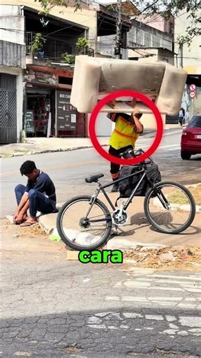 É por isso que ele jogou um sofá na bicicleta dele! 😱😨