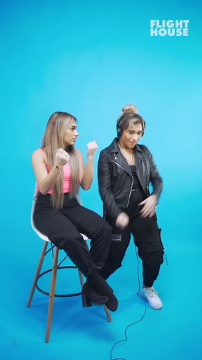Azra all up in Aisha’s face 🤣 Like it’s your turn to guess sis 😤 Did you know the song... @miantwins @itsaishamian @azramian #moneyreallong