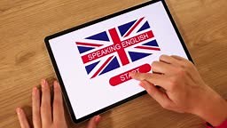 Auf dem Bildschirm des Tablets beginnen Sie Englisch zu sprechen,...
