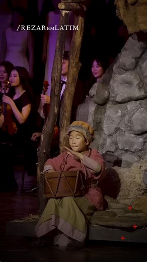 À medida que nos aproximamos do Natal, o espírito próprio deste tempo vai tomando conta do nosso ser e iluminando a nossa alma. É um período em que somos convidados a viver com mais profundidade as tradições familiares, as pequenas práticas diárias que nos preparam para o Nascimento do Senhor, as músicas natalinas que elevam o coração e, claro, a participação na Santa Missa. Dentro desse clima de recolhimento e ternura, queremos hoje partilhar um vídeo muito estimado, preparado com carinho para 